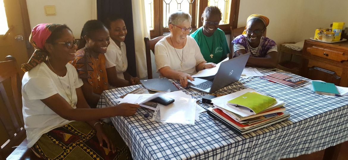 spiritaines Sr Maria José Arandia animant une session d'Économes avec les jeunes soeurs au Mozambique