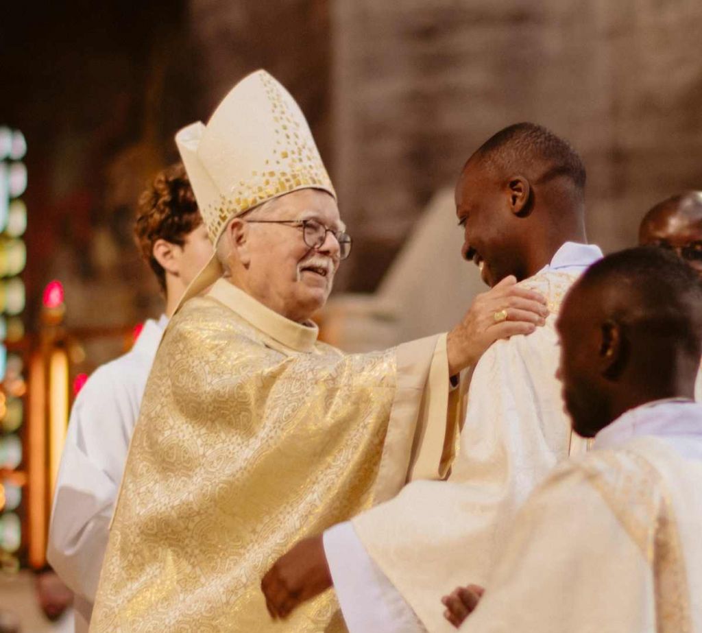 En imitant Jésus dans quelque territoire où vous serez envoyés, soyez toujours ses imitateurs disponibles et joyeux de pouvoir servir, que ce soit en enseignant son Evangile en soignant les corps, les esprits et les cœurs agissez toujours sous la conduite Du Saint-Esprit. Enfin rendez lui à grâce Dieu, Louez le, Chantons le dans l'assemblée des saints. Et avec ceux qui vous entourent aujourd'hui bénissons le pour son choix de vos personnes.. Que toute la Terre l'acclame..