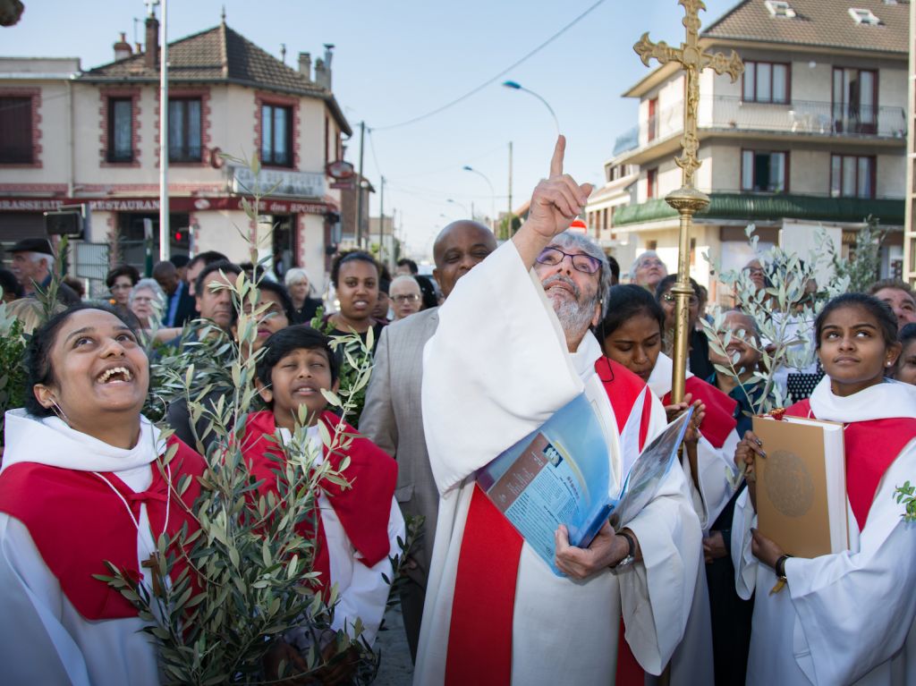 MERCI, Franz, pour la graine de ton engagement de spiritain appelé à construire un monde plus juste où chacun est reconnu et a sa place. MERCI, Franz, en Haïti, tu as été semeur de paix, de vie, d’espérance. Merci, Franz, à Valence, tu as été semeur du vivre-ensemble et des grandes richesses de l’interculturalité. MERCI, Franz, à Blanc-Mesnil, tu as été semeur de l’Arc en Ciel de la foi et de l’amour. MERCI, Franz, à Pentecôte sur le Monde, tu as été semeur de soleil, de Paradis, de l’Eternel. Lundi 28 octobre, tu t’es envolé de la Rue Lhomond pour Manille. Mais tu es arrivé plus loin que Manille ; ton billet était un aller pour l’au-delà, l’Aujourd’hui de Dieu.